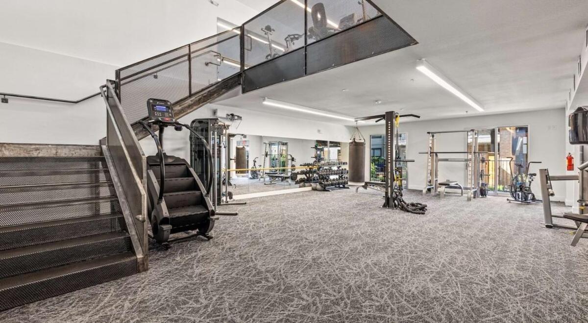 شقة Modern 2B Near Downtown With Pool And Cozy King Beds أوستن المظهر الخارجي الصورة
